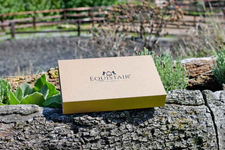 EquiStair® - Der ausziehbare Steigbügel wird standardmäßig in einer edlen hochwertigen Box mit Feinleinenüberzug und schwarzer Logo-Prägung versandt, welche sich bereits ideal als Geschenk eignet.