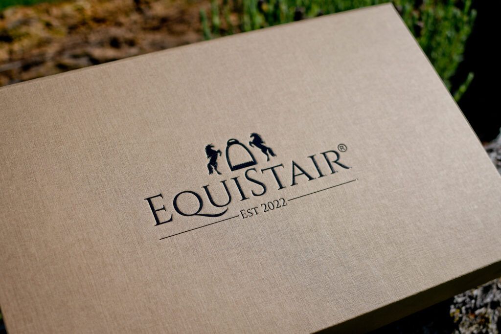 EquiStair® - Der ausziehbare Steigbügel wird standardmäßig in einer edlen hochwertigen Box mit Feinleinenüberzug und schwarzer Logo-Prägung versandt, welche sich bereits ideal als Geschenk eignet.